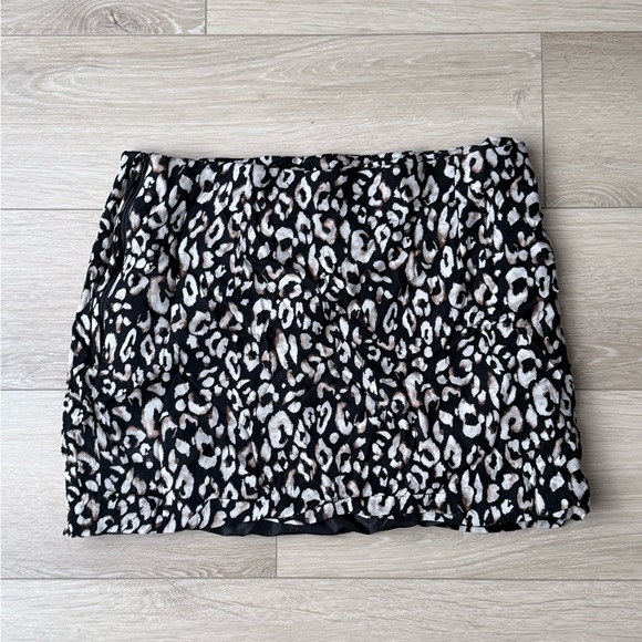 H&M Black and White Animal Print Mini Skirt - Picture 2 of 6